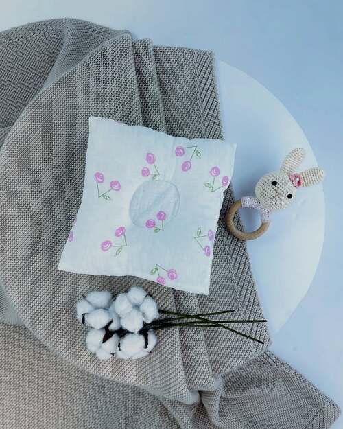 Ортопедическая подушка арт.2906 Цветы Danababy мал.дев. (белый)